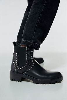 Low-Heeled Shoes